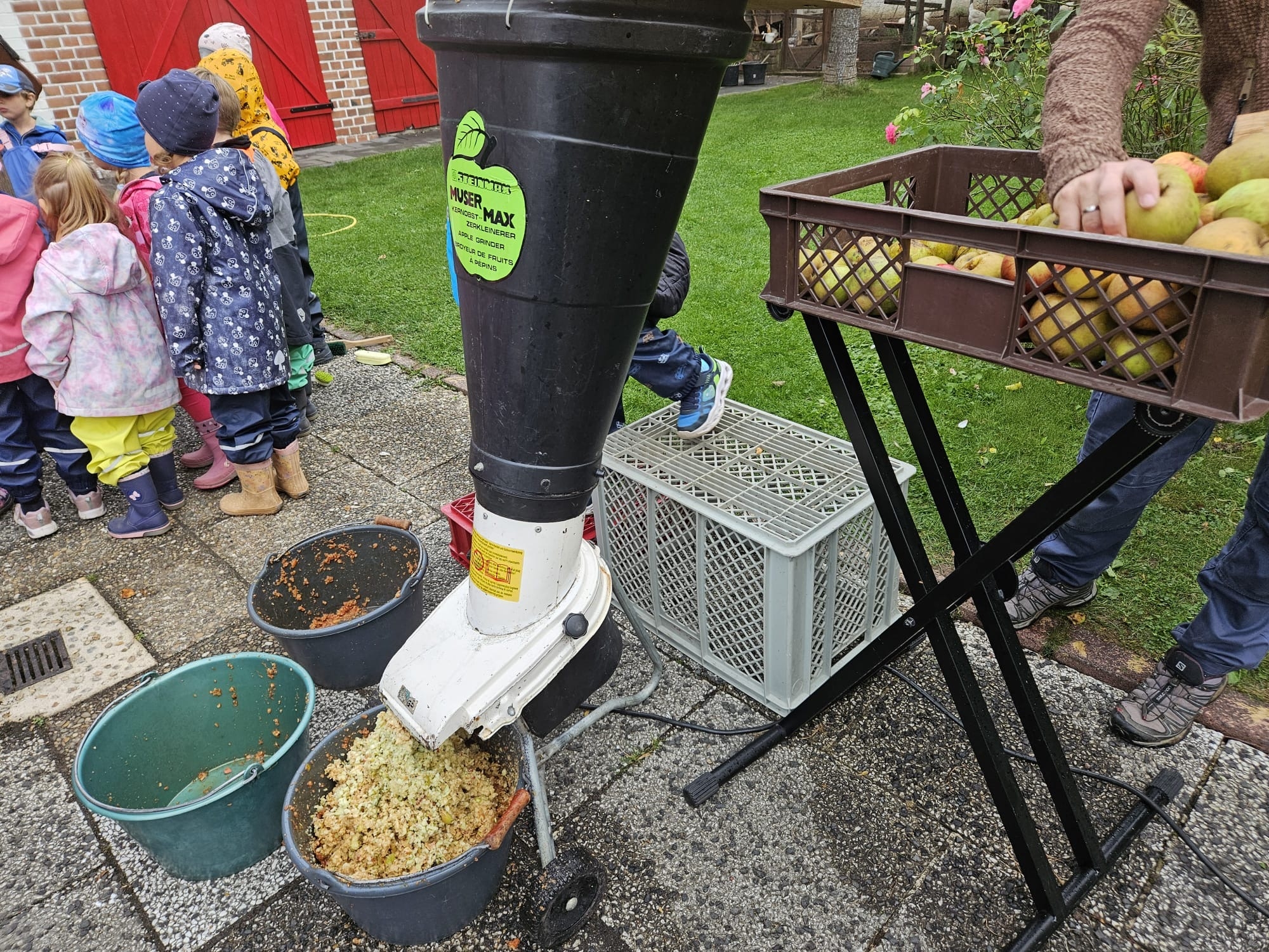Spielzeugautos im Schnee
