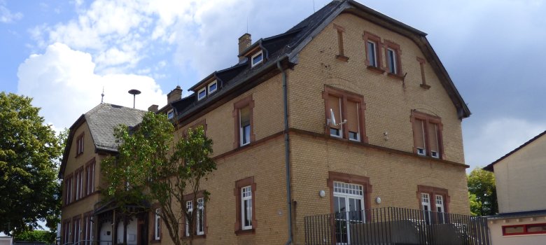 Bürgerbegegnungsstätte Alte Schule Niedermittlau von der Alten Dorfstraße aus