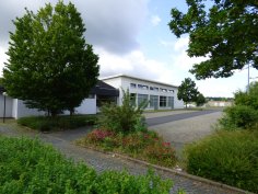 Friedrich Hofacker Halle samt zugehörigem Parkplatz