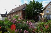 Gebäude des Heimatmuseums mit Blumenbeet im Vordergrund