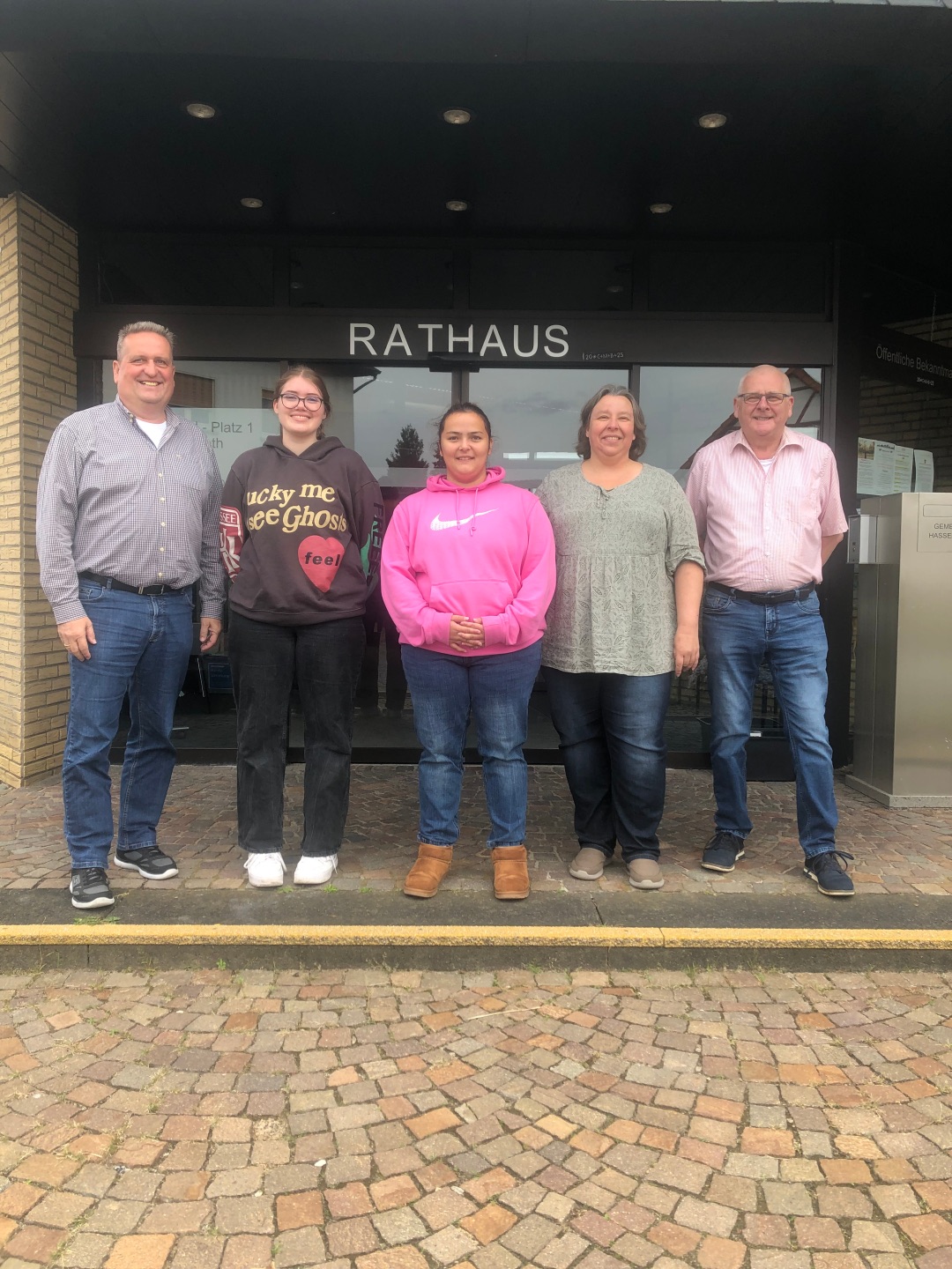 Jubilarin Liselotte Bangert mit Pfarrerin Kerstin Reinold, Kreisbeigeordneter Hugo Klein und Bürgermeister Matthias Pfeifer
