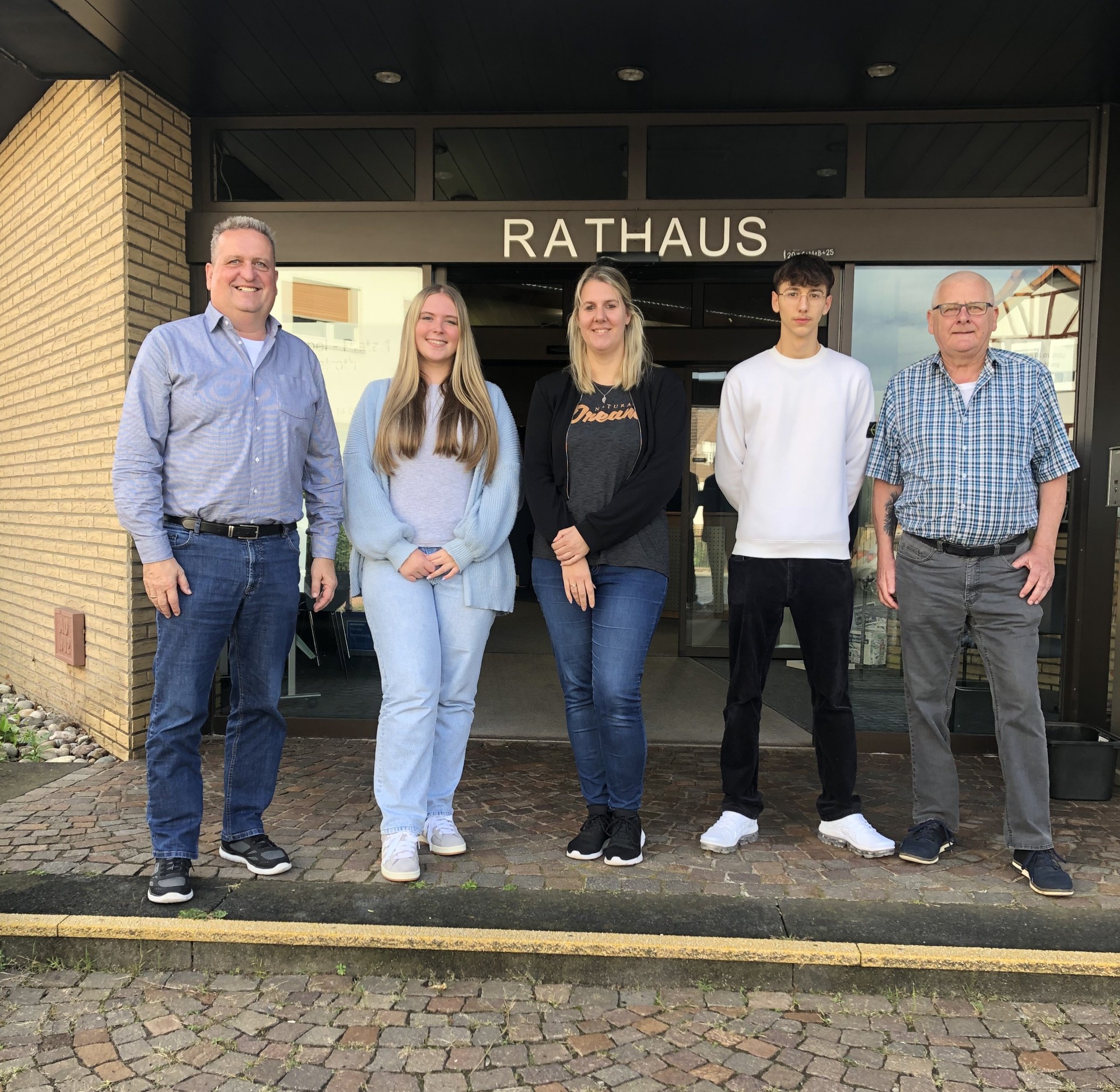 Jubilarin Liselotte Bangert mit Pfarrerin Kerstin Reinold, Kreisbeigeordneter Hugo Klein und Bürgermeister Matthias Pfeifer