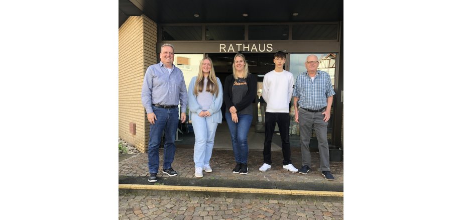 Jubilarin Liselotte Bangert mit Pfarrerin Kerstin Reinold, Kreisbeigeordneter Hugo Klein und Bürgermeister Matthias Pfeifer