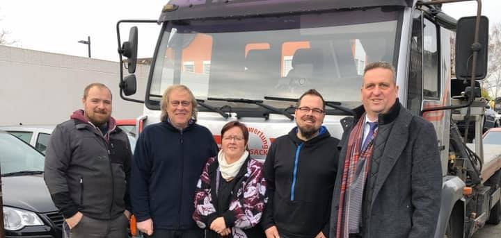 Bürgermeister Mathias Pfeifer mit den Mitarbeitern der Firma Habersack vor einem Abschleppfahrzeug