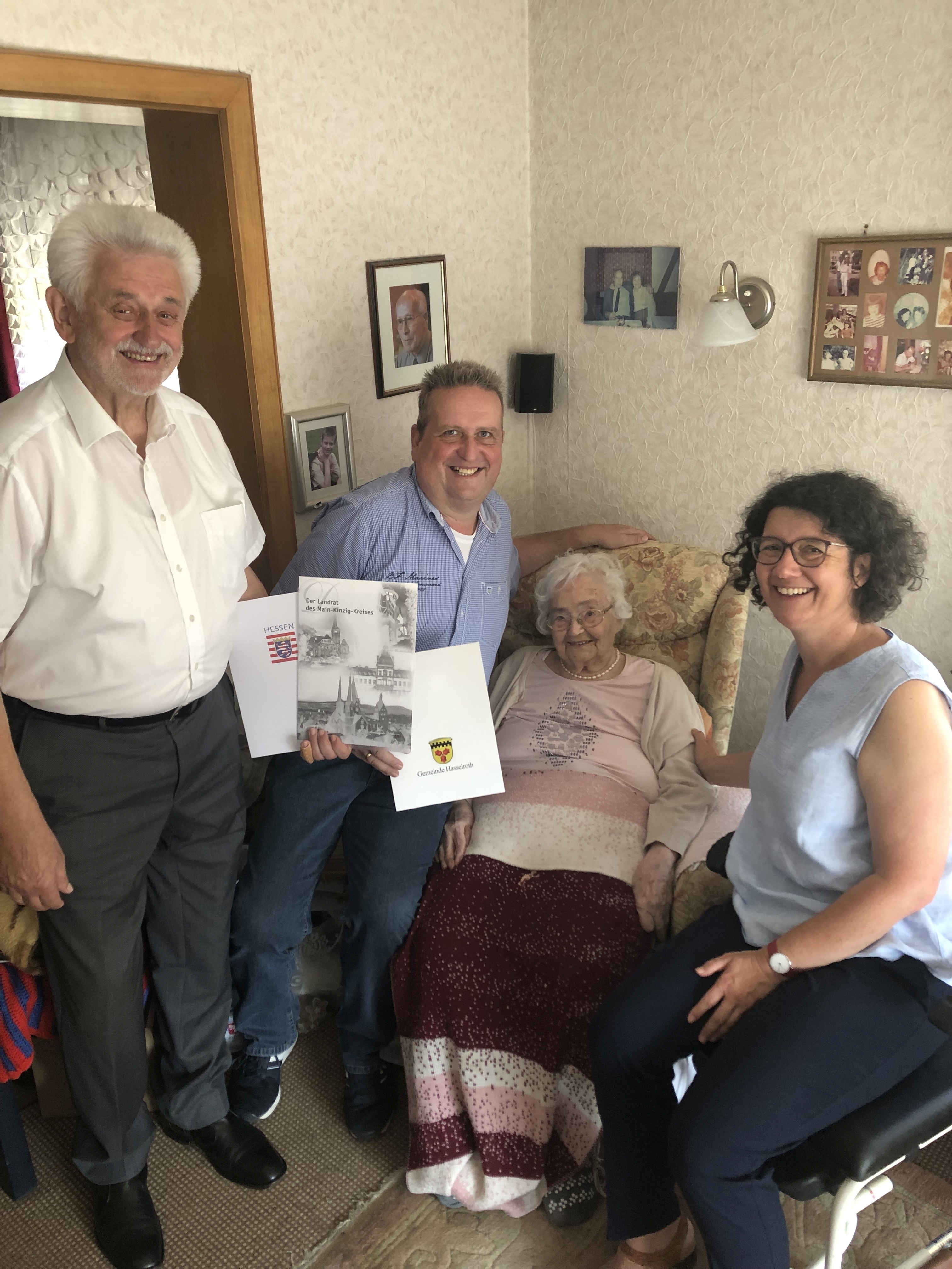 Jubilarin Liselotte Bangert mit Pfarrerin Kerstin Reinold, Kreisbeigeordneter Hugo Klein und Bürgermeister Matthias Pfeifer