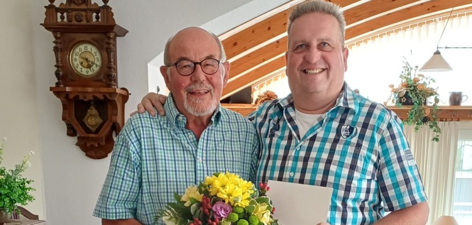 Jubilarin Liselotte Bangert mit Pfarrerin Kerstin Reinold, Kreisbeigeordneter Hugo Klein und Bürgermeister Matthias Pfeifer