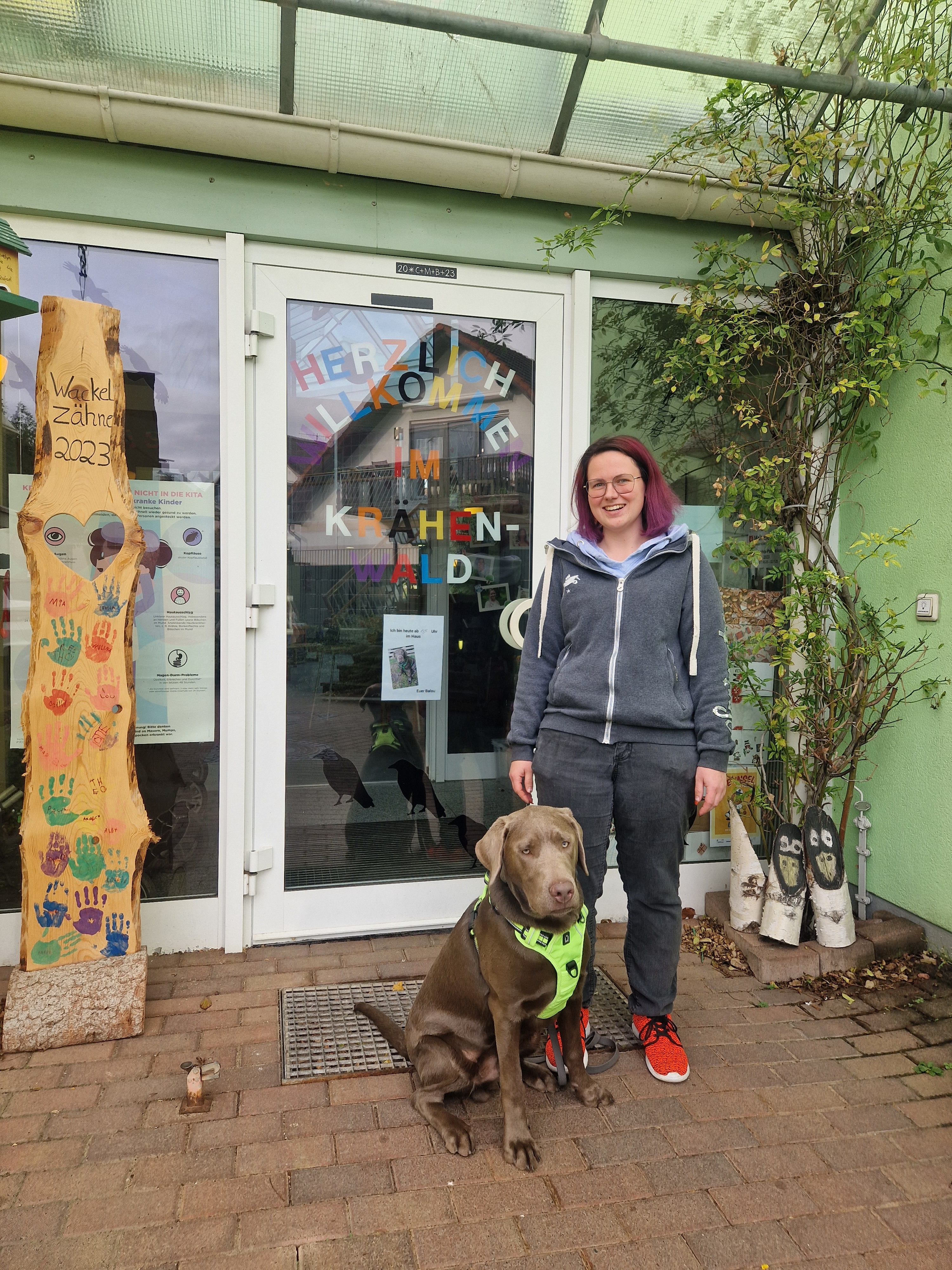 Labrador Balou mit Erzieherin Sophie Hagel