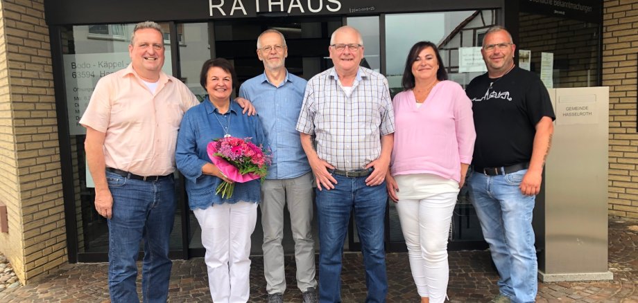 Jubilarin Liselotte Bangert mit Pfarrerin Kerstin Reinold, Kreisbeigeordneter Hugo Klein und Bürgermeister Matthias Pfeifer