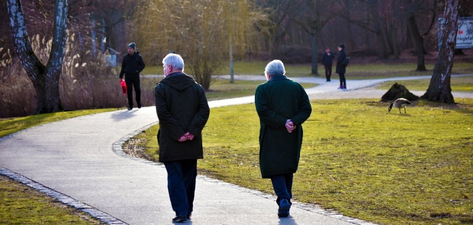 Jubilarin Liselotte Bangert mit Pfarrerin Kerstin Reinold, Kreisbeigeordneter Hugo Klein und Bürgermeister Matthias Pfeifer
