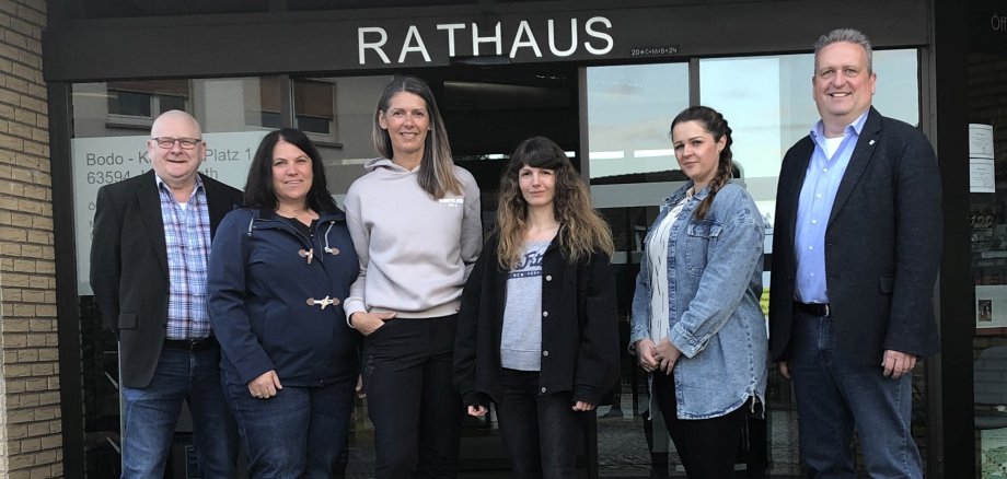 von links nach rechts: Hauptamtsleiter Siegfried Richter, Julia Mäser, Christin Andersen Römer, Melissa Mokler, Leiterin der Kindertagesstätte Gondsroth Franziska Iffland, Bürgermeister Pfeifer