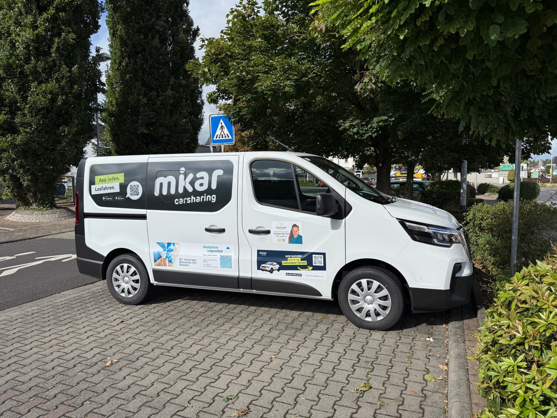 Jubilarin Liselotte Bangert mit Pfarrerin Kerstin Reinold, Kreisbeigeordneter Hugo Klein und Bürgermeister Matthias Pfeifer