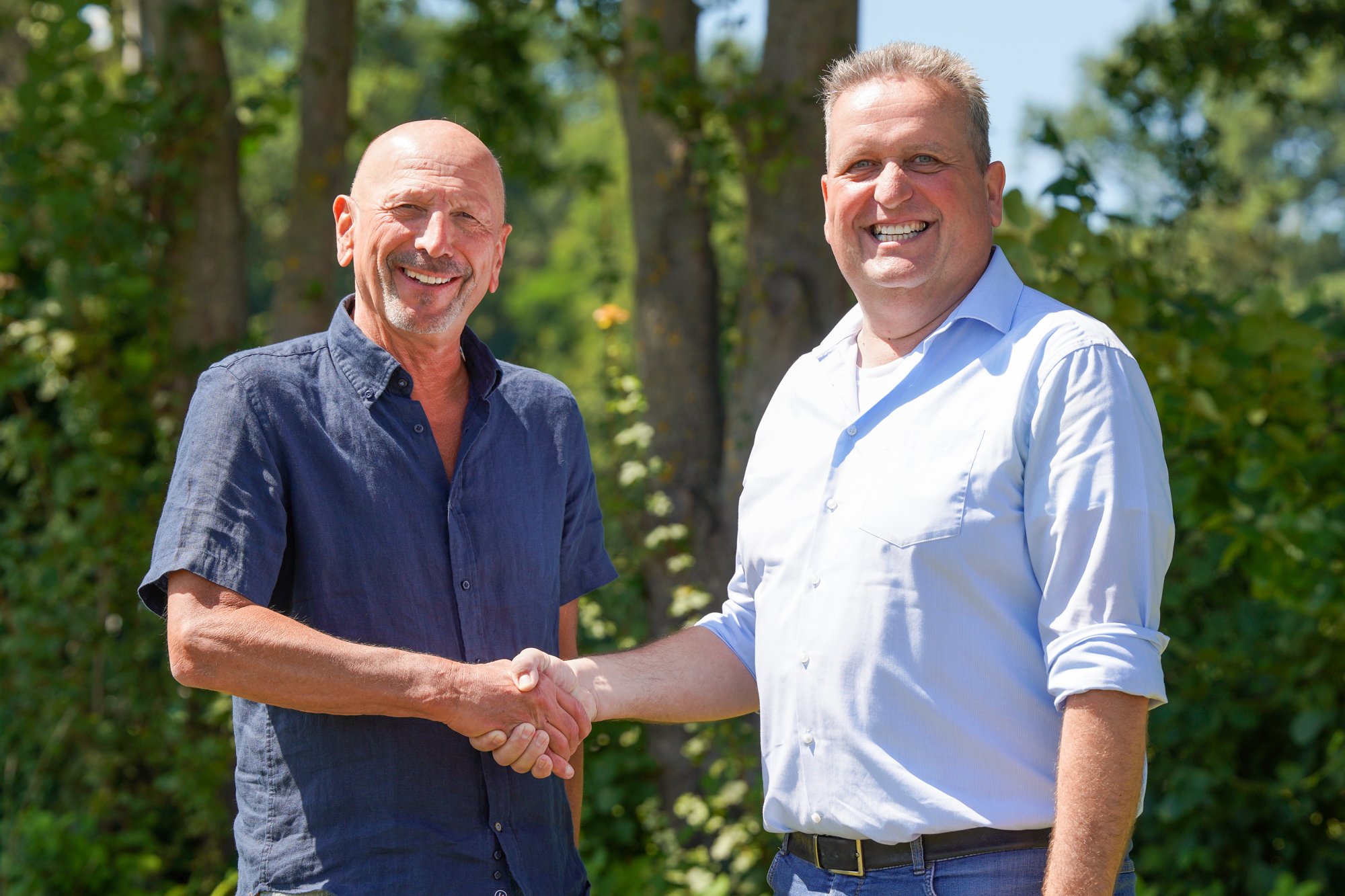 Karl-Friedrich Rix und Bürgermeister Matthias Pfeifer reichen sich die Hand