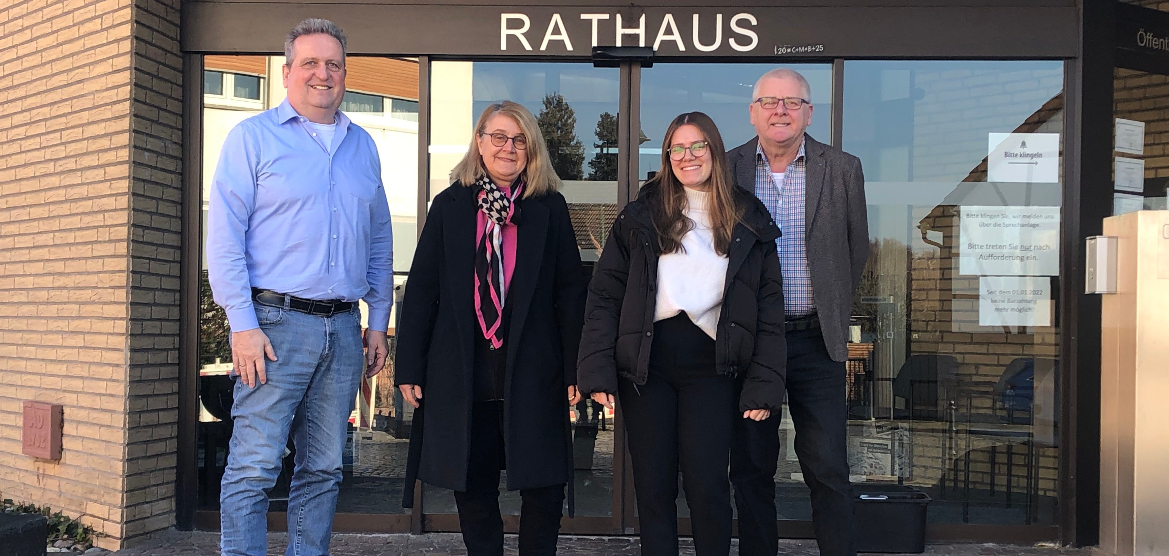 von links nach rechts: Hauptamtsleiter Siegfried Richter, Abdullah Aldrei, Celina Steinmeyer, Tobias Hartmann, Bürgermeister Matthias Pfeifer