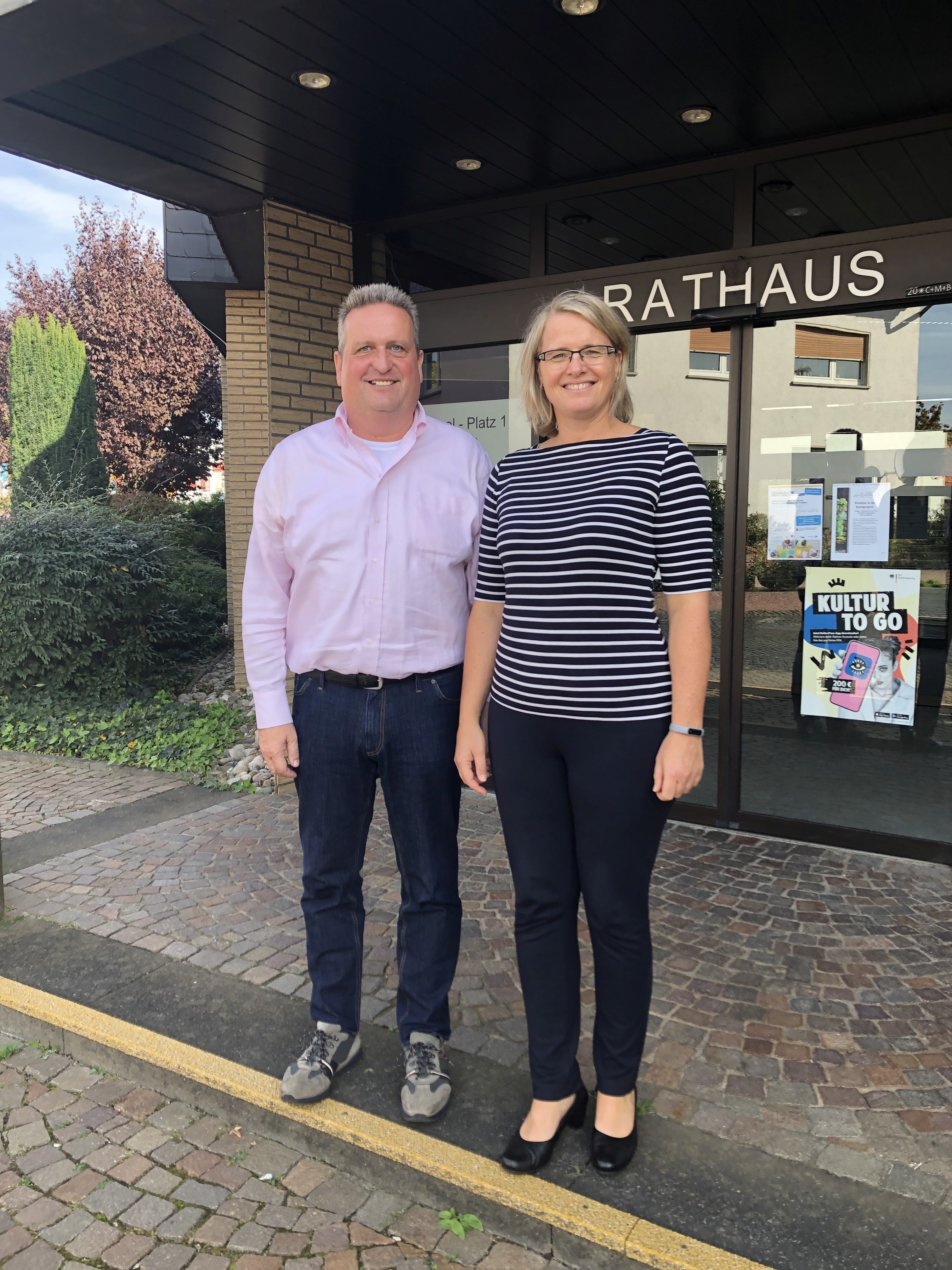 Frau Leitende Kriminaldirektorin Ute Jacobs und Bürgermeister Matthias Pfeifer vor dem Rathaus der Gemeinde Hasselroth