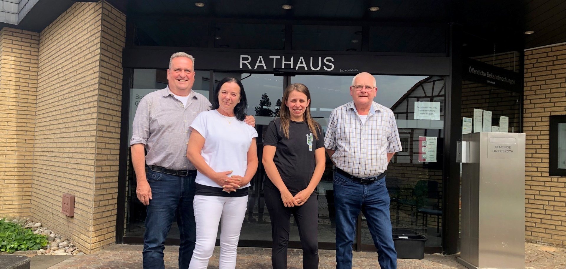 Vor dem Rathaus Hasselroth stehen von links nach rechts: Bürgermeister Matthias Pfeifer, Amtsleiterin Nadine Herbst, Farhan Behrad, Amtsleiter Matthias Rösch, Ahmet Yildiz, Hauptamtsleiter Siegfried Richter