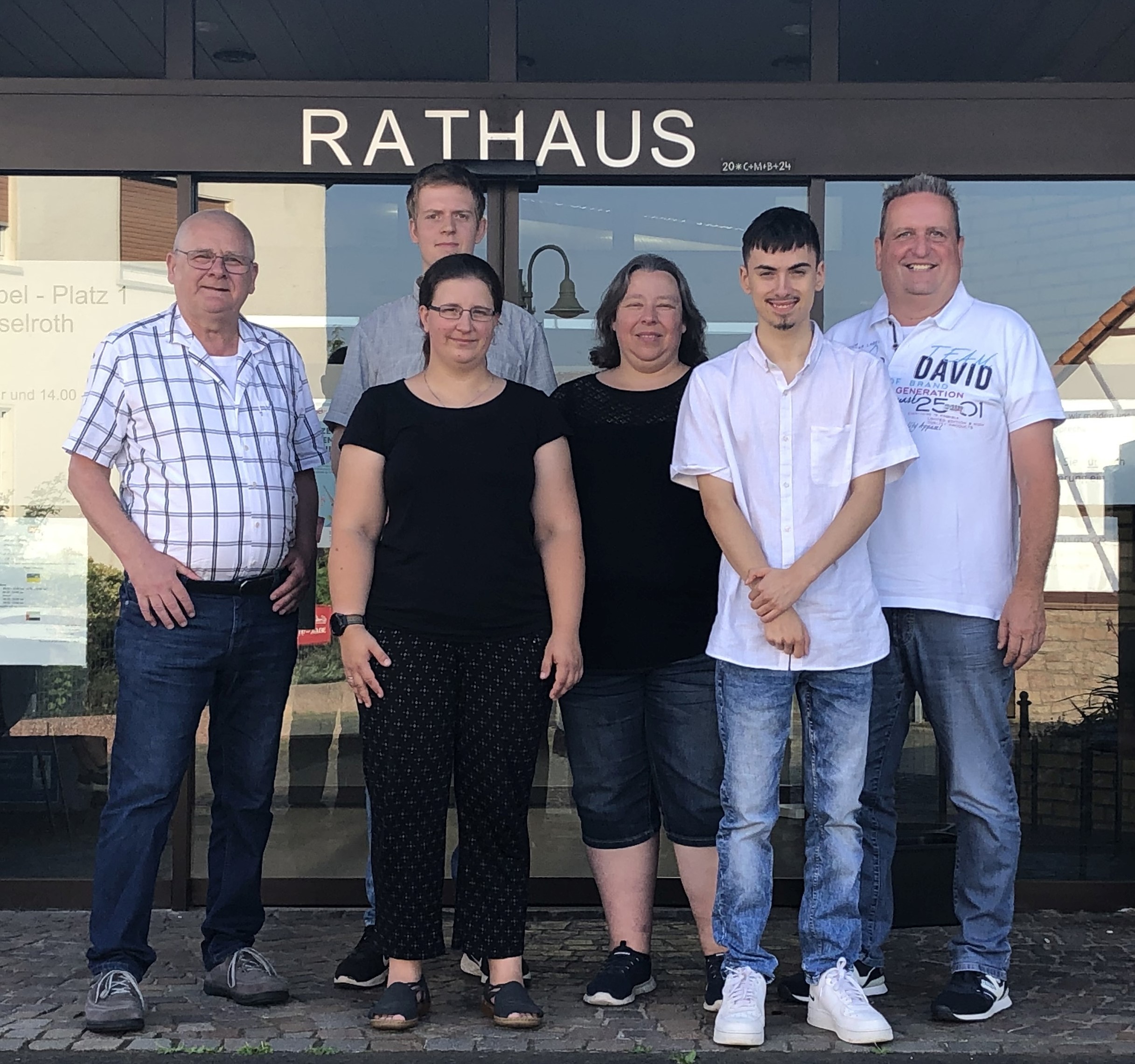 Bürgermeister Pfeifer mit den neuen Kolleg*innen