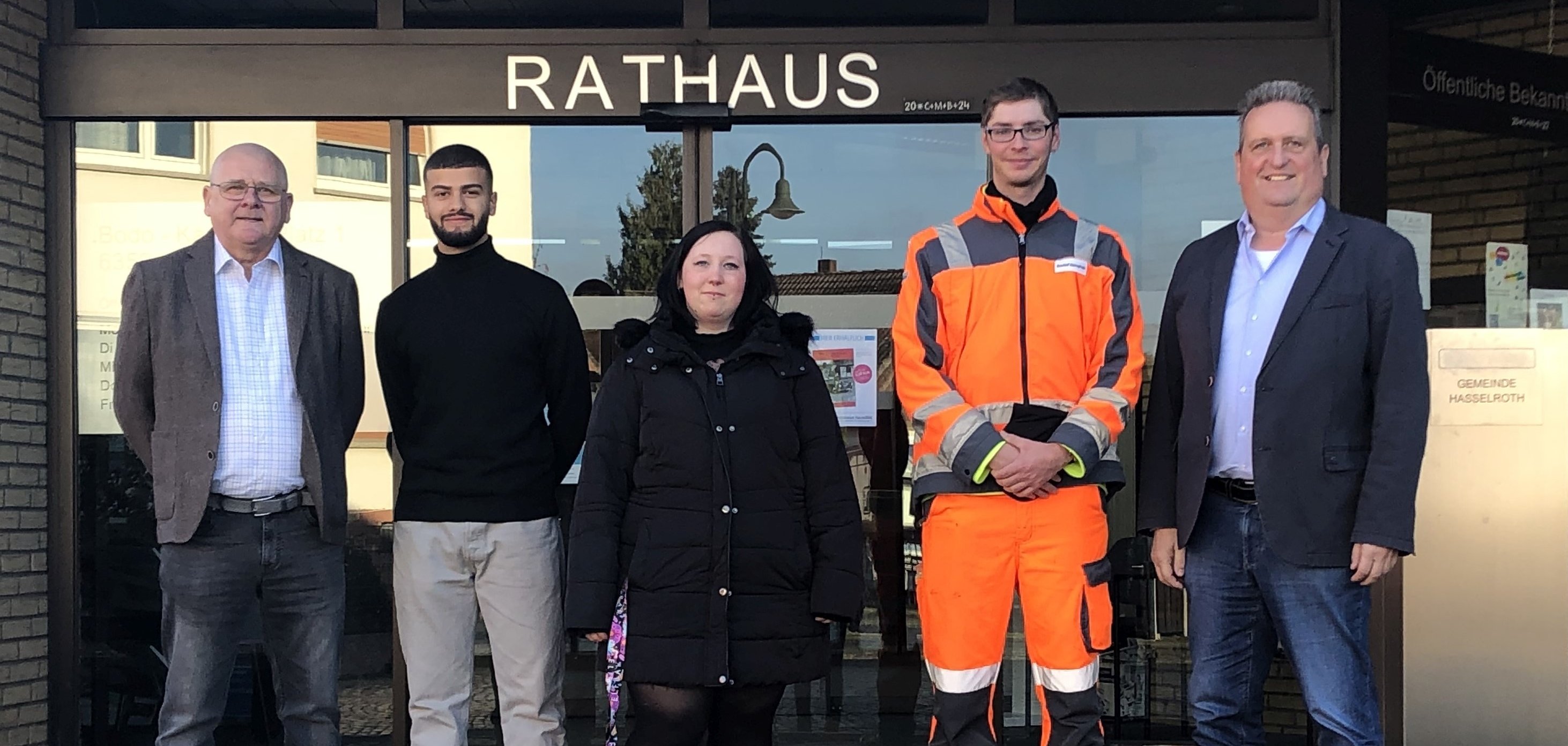 von links nach rechts: Hauptamtsleiter Siegfried Richter, Abdullah Aldrei, Celina Steinmeyer, Tobias Hartmann, Bürgermeister Matthias Pfeifer