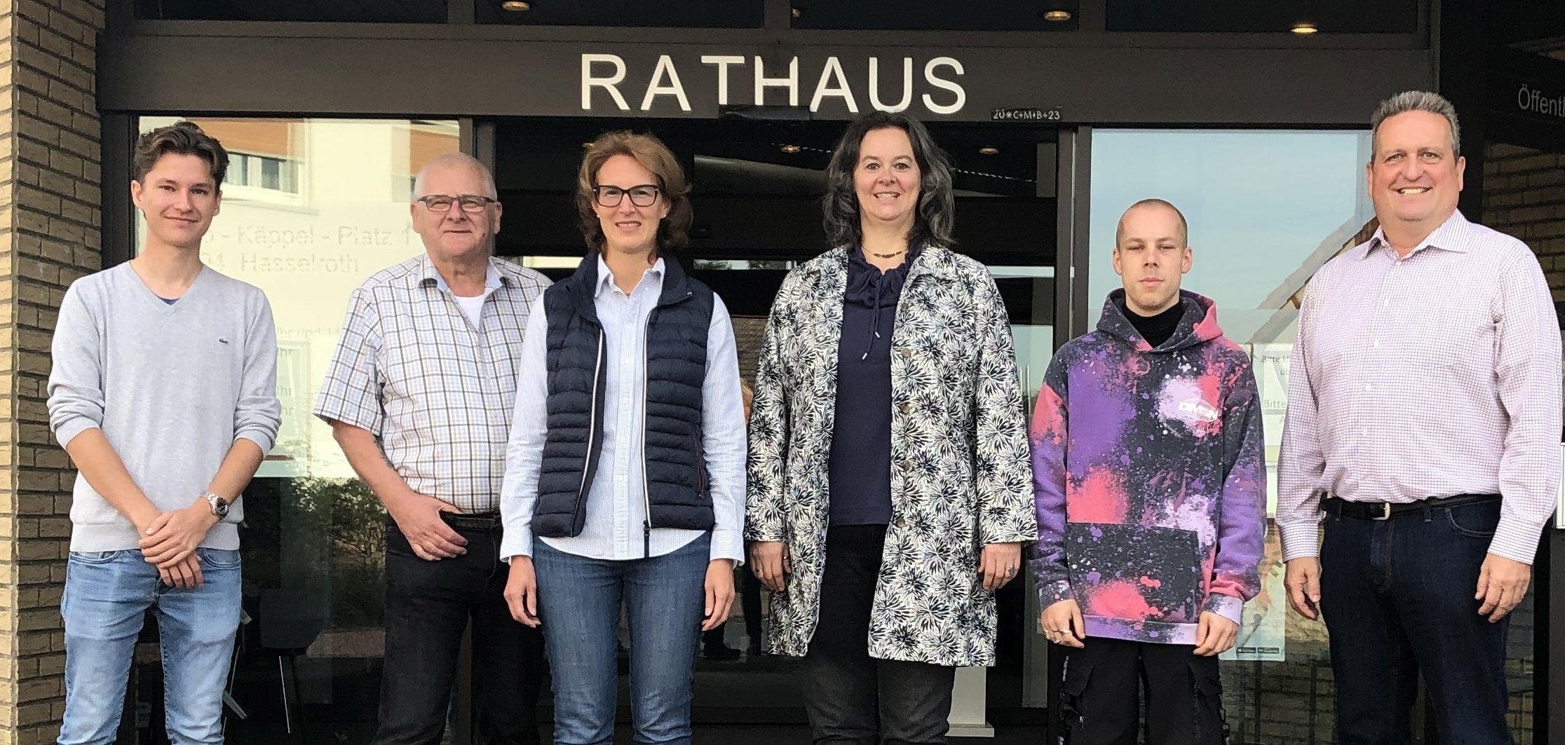 Vor dem Rathaus Hasselroth stehen Mathis Buschbeck, Hauptamtsleiter Siegfried Richter, Sandra Kautz, Manuela Oelschläger-Sobeck, Tobias Dietrich und Bürgermeister Matthias Pfeifer