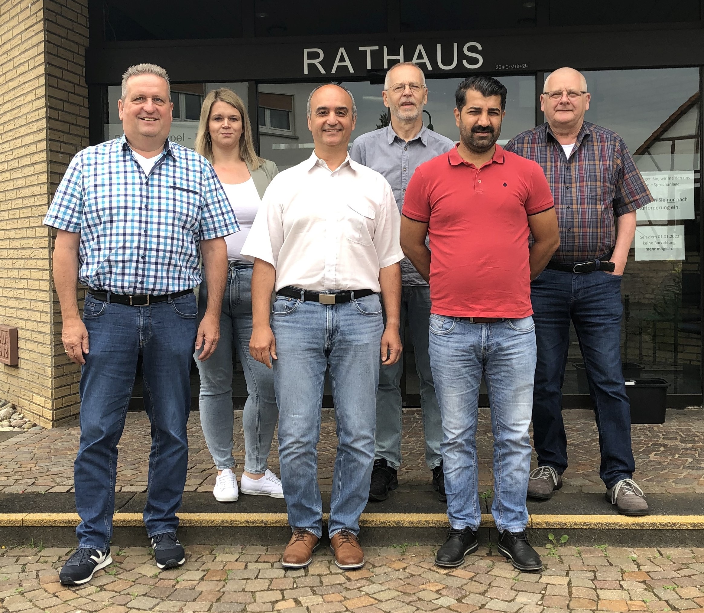 Vor dem Rathaus Hasselroth stehen von links nach rechts: Bürgermeister Matthias Pfeifer, Amtsleiterin Nadine Herbst, Farhan Behrad, Amtsleiter Matthias Rösch, Ahmet Yildiz, Hauptamtsleiter Siegfried Richter