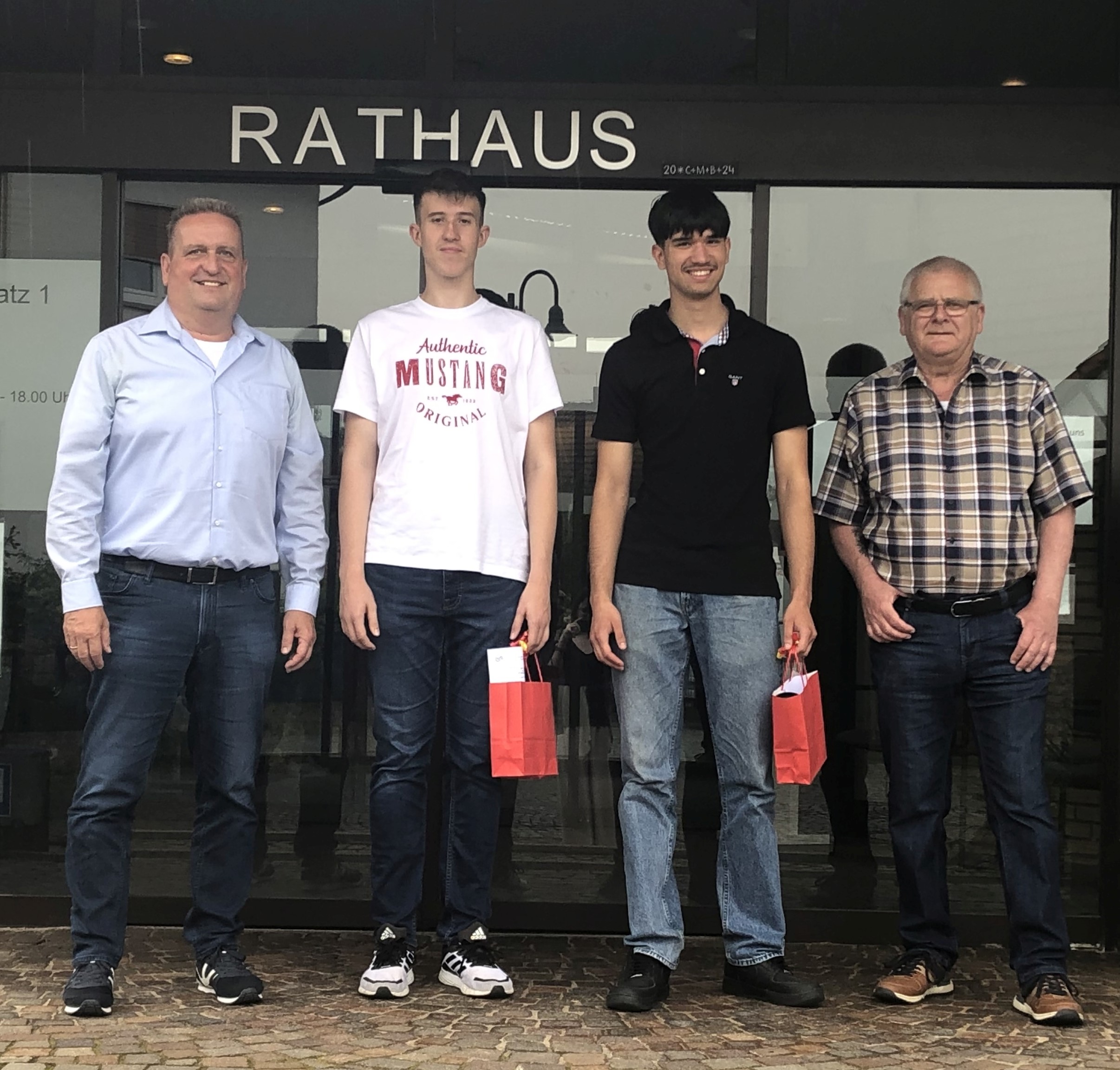 Vor dem Rathaus stehen Bürgermeister Pfeifer, Florian Mynarek, Daniel Schleuning, Siegfried Richter