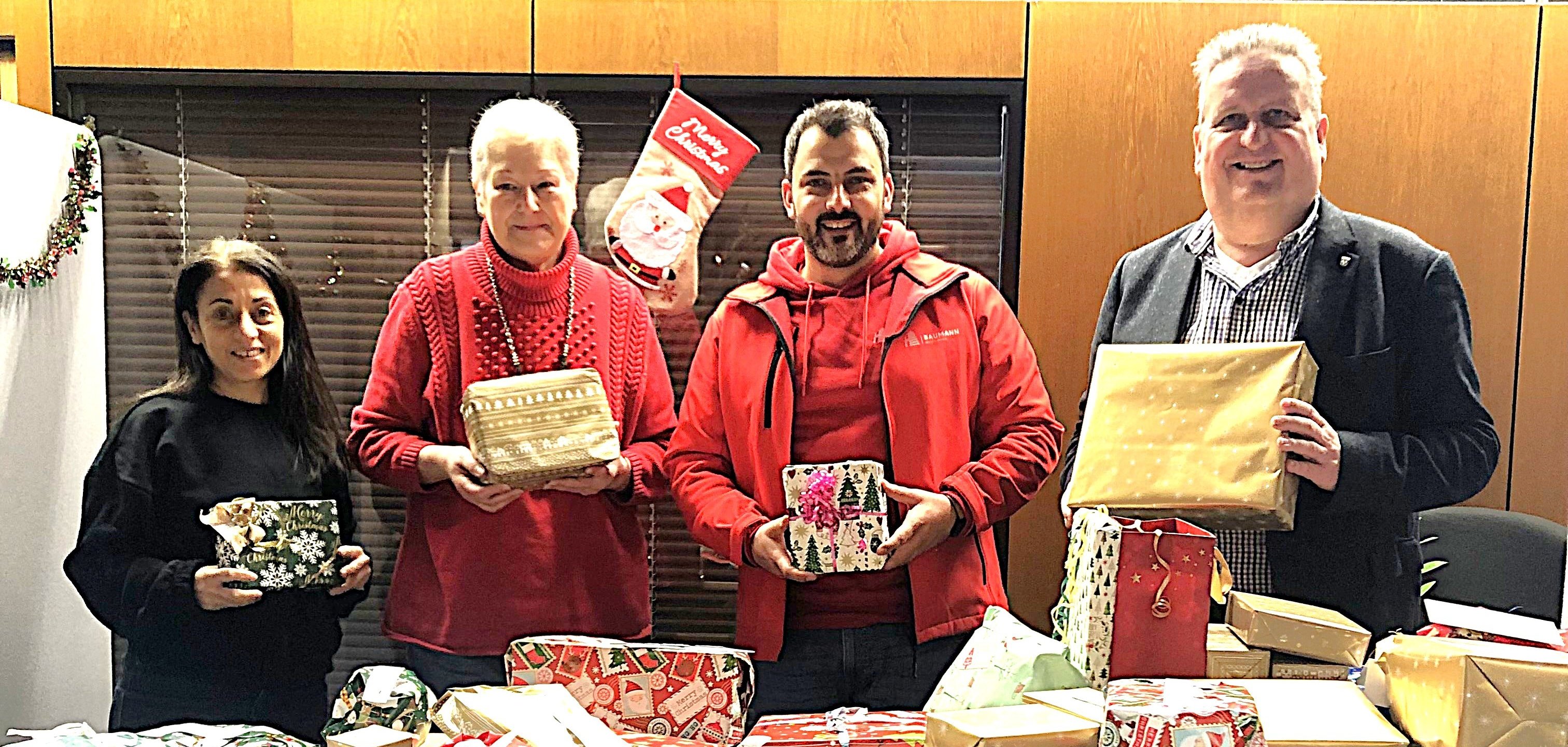 Weihnachtsbaum und Geschenke