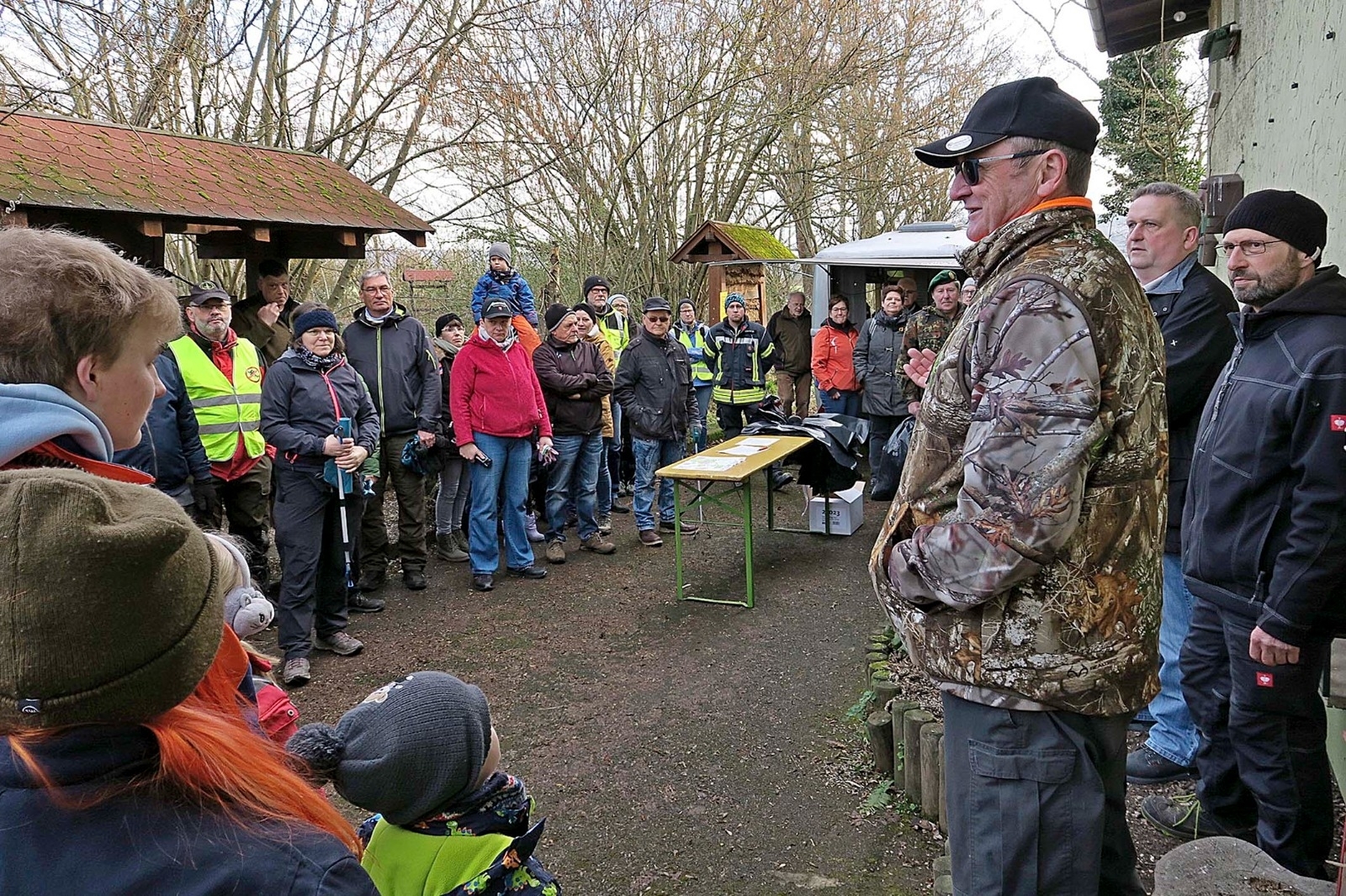 Bürgermeister Matthias Pfeifer säubert Grünfläche