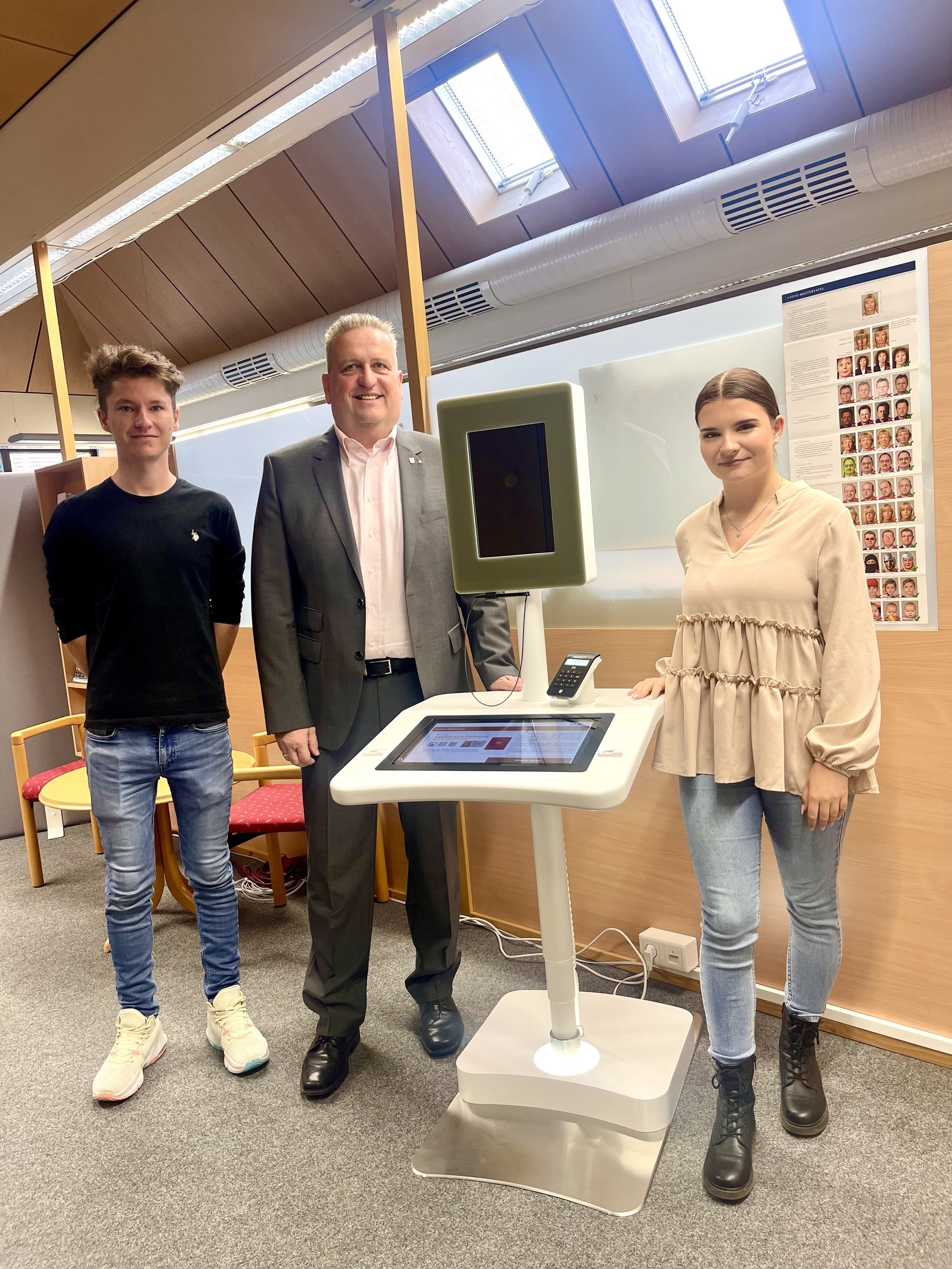 Mathis Buschbeck (Digitalisierung), Bürgermeister Matthias Pfeifer, Sophia Schneider (Bürgerbüro)