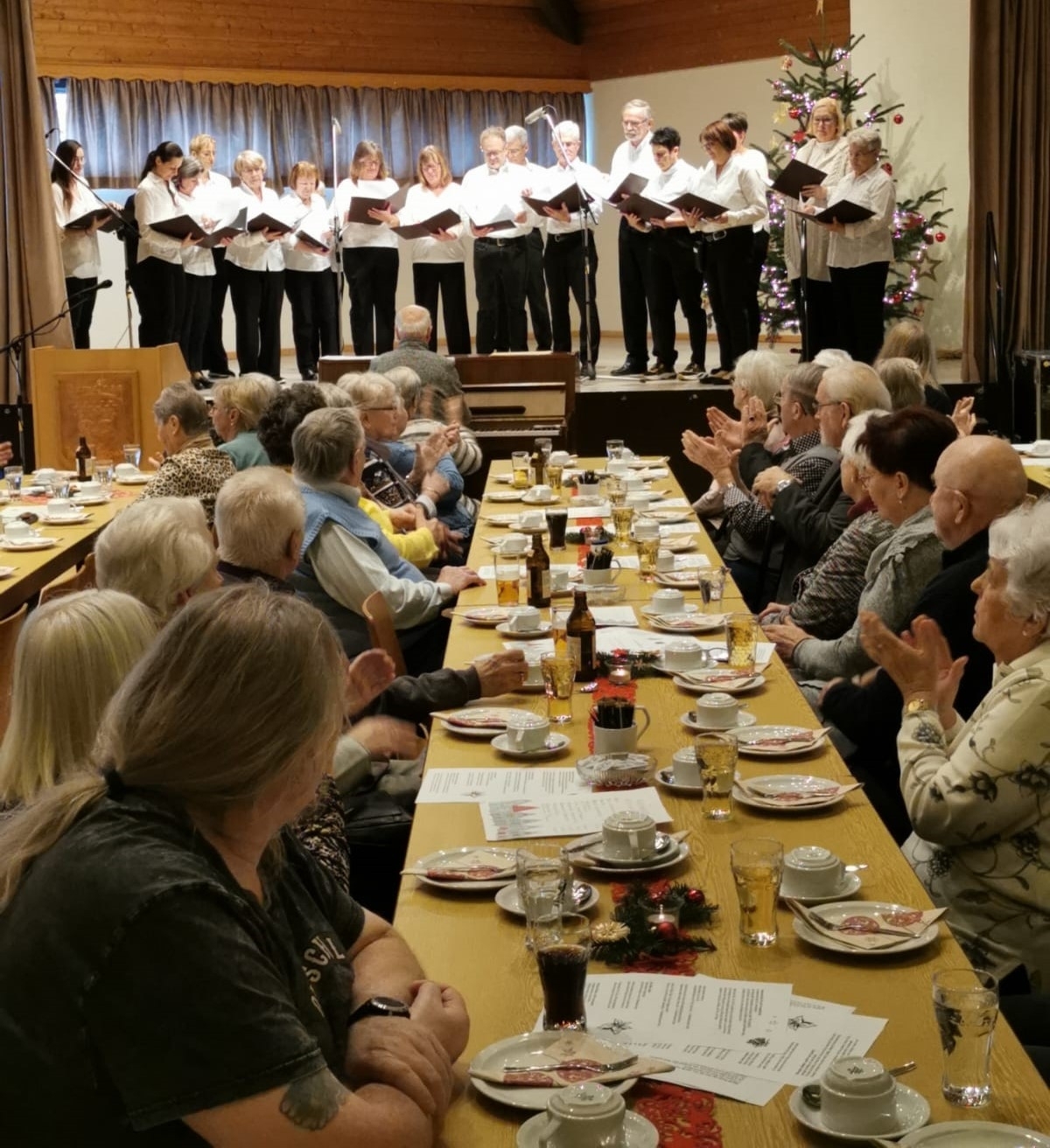 Der Gemischte Chor tritt auf der Bühne der Friedrich-Hofacker-Halle auf