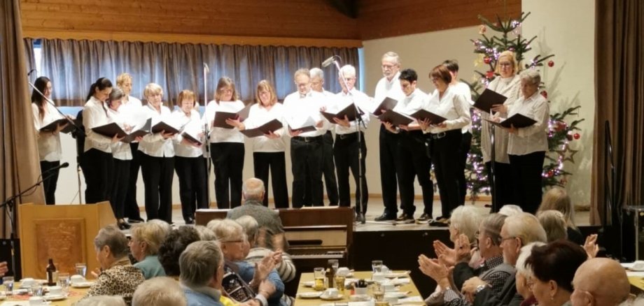 Der Gemischte Chor tritt auf der Bühne der Friedrich-Hofacker-Halle auf