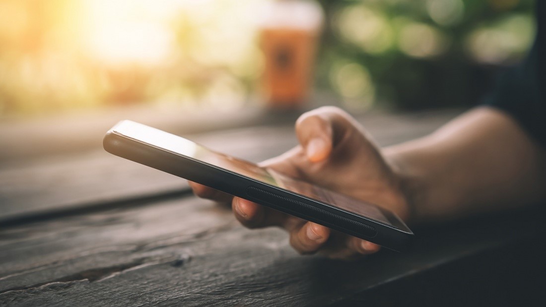 Person hält Smartphone in der Hand