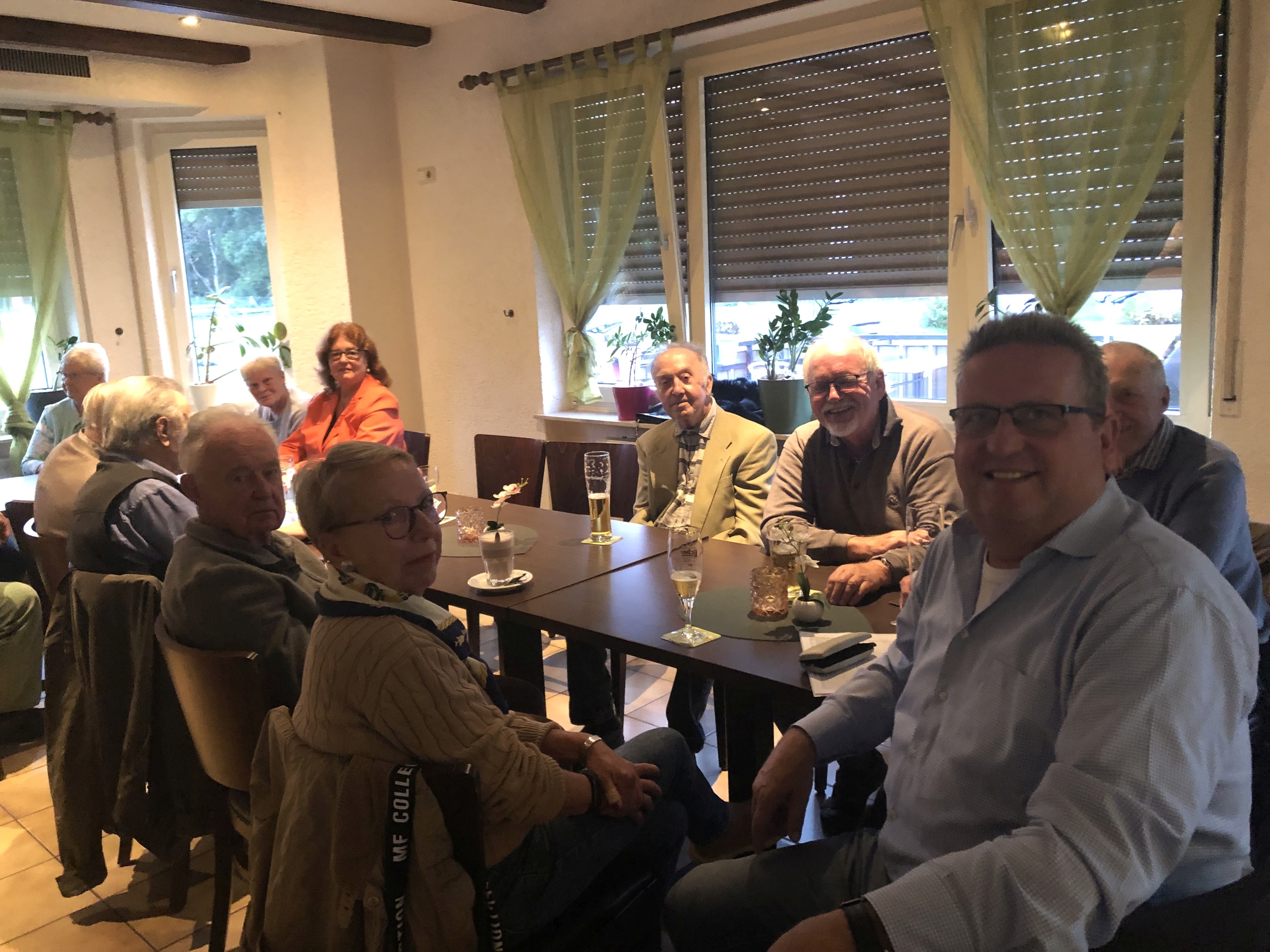 Besucher des Seniorenstammtisches in Gondsroth mit Bürgermeister Matthias Pfeifer