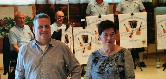 Bürgermeister Matthias Pfeifer, Brigitte Stadler, Vorsitzende der Landfrauen Niedermittlau vor der Hasselrother Hausmusik