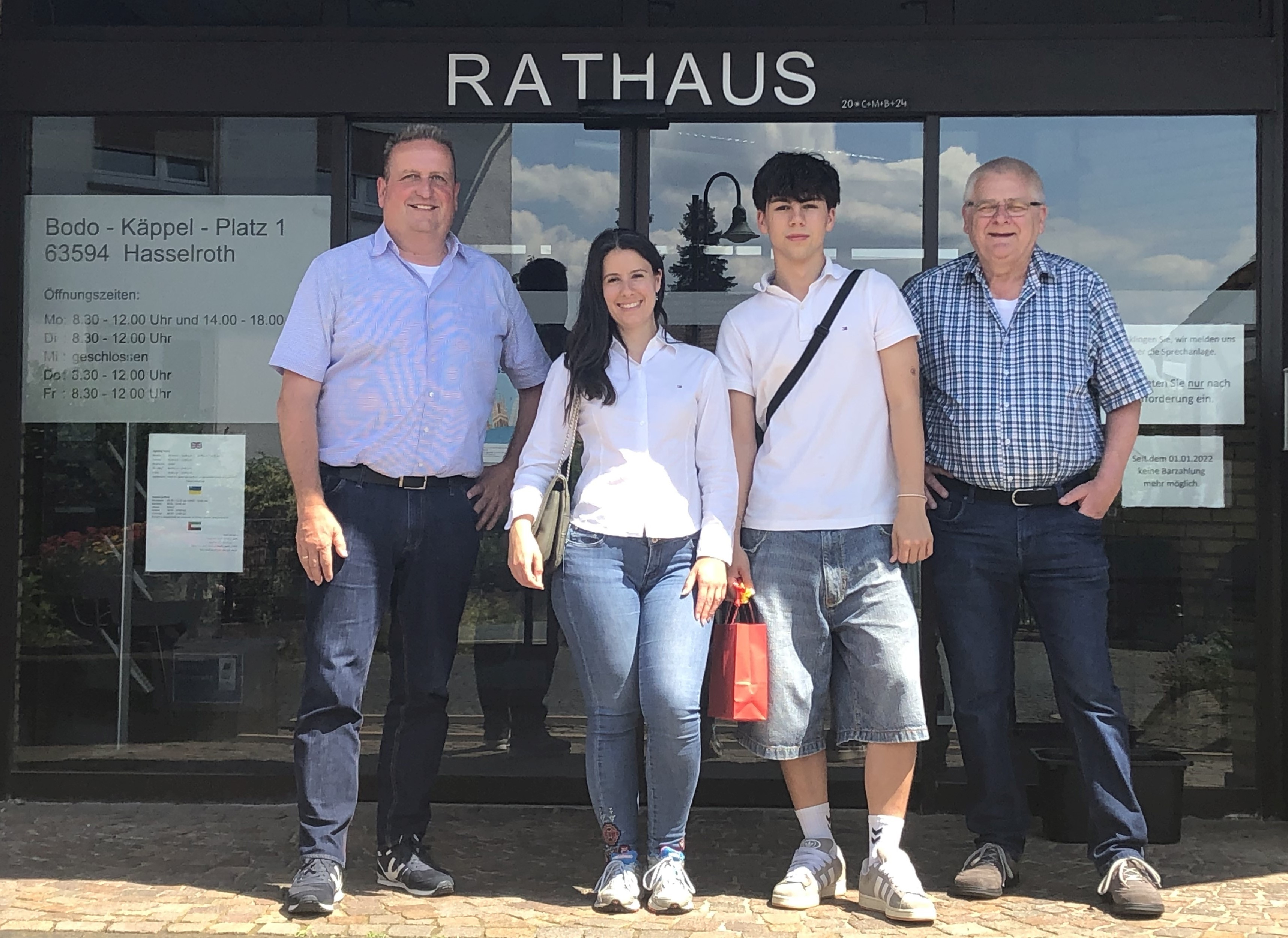 Vor dem Rathaus stehen Bürgermeister Pfeifer, Desiree Kilian, Richard von Haugwitz, Hauptamtsleiter Siegfried Richter