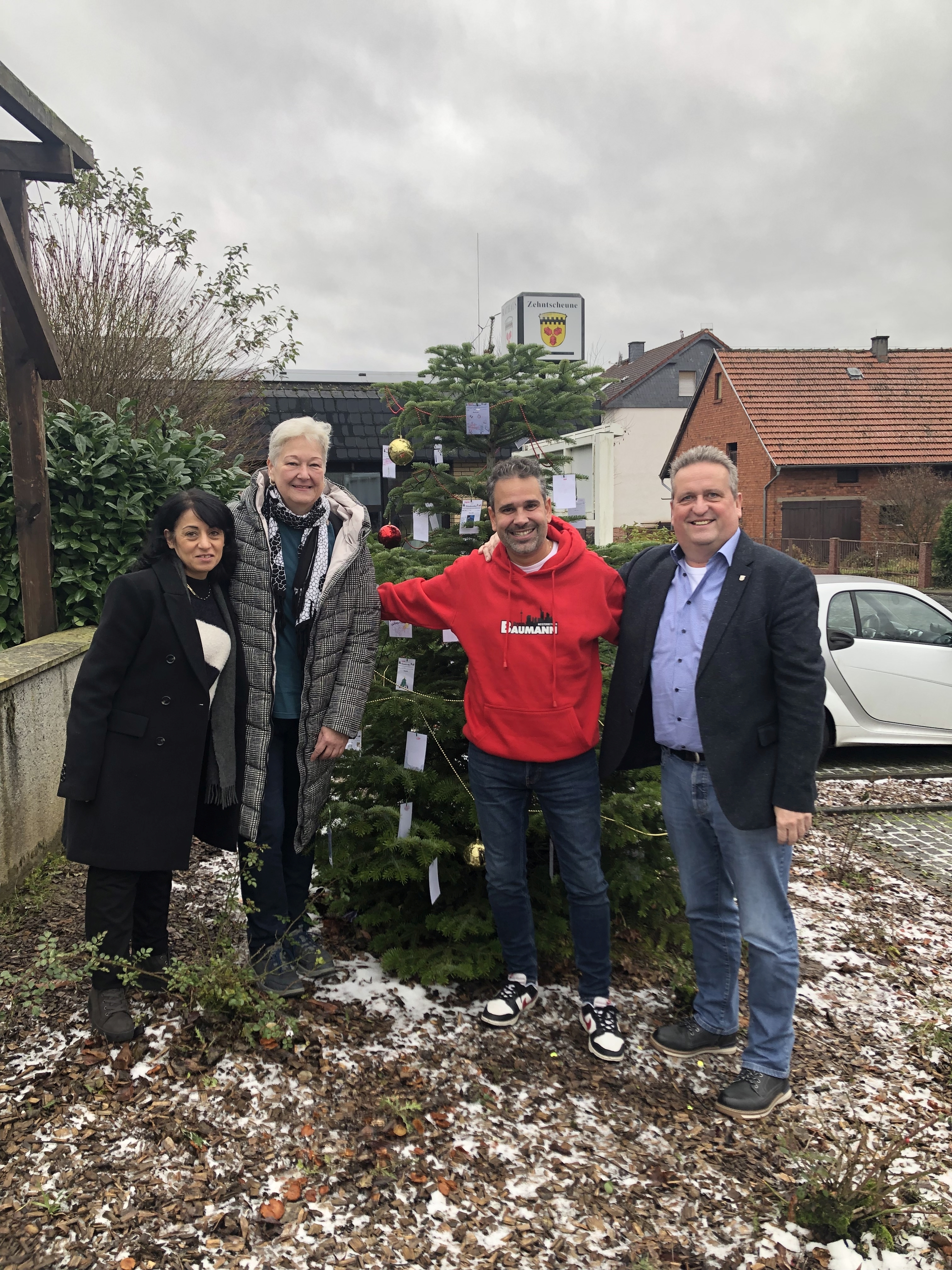 Tanja Namo, Astrid Hechler, Daniel Baumann und Bürgermeister Matthias Pfeifer vor dem Weihnachtswunschbaum