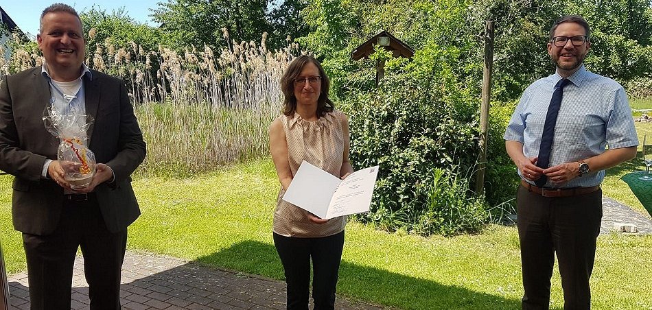 Nebeneinander stehen Bürgermeister Matthias Pfeifer, Frau Monika Hruby und Landrat Thorsten Scholz bei der Übergabe des Landesehrenbriefes